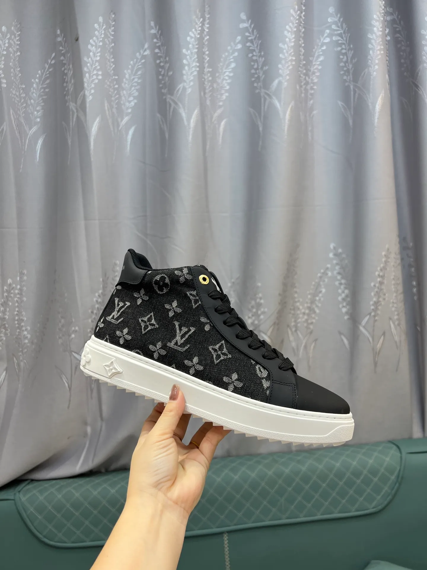 Men's shoes 💰560 LV Louis Vuitton. The latest fashionable casual shoes are popular in physical stores. New spring and summer comfortable imported cowhide, cowhide mesh, unique jacquard fabric element design. With sheepskin lining, Lv original base, [sun][sun] high-end packaging and high quality💪Details determine quality, welcome to compare🇮🇹Code number 38-44, 45 can be customized